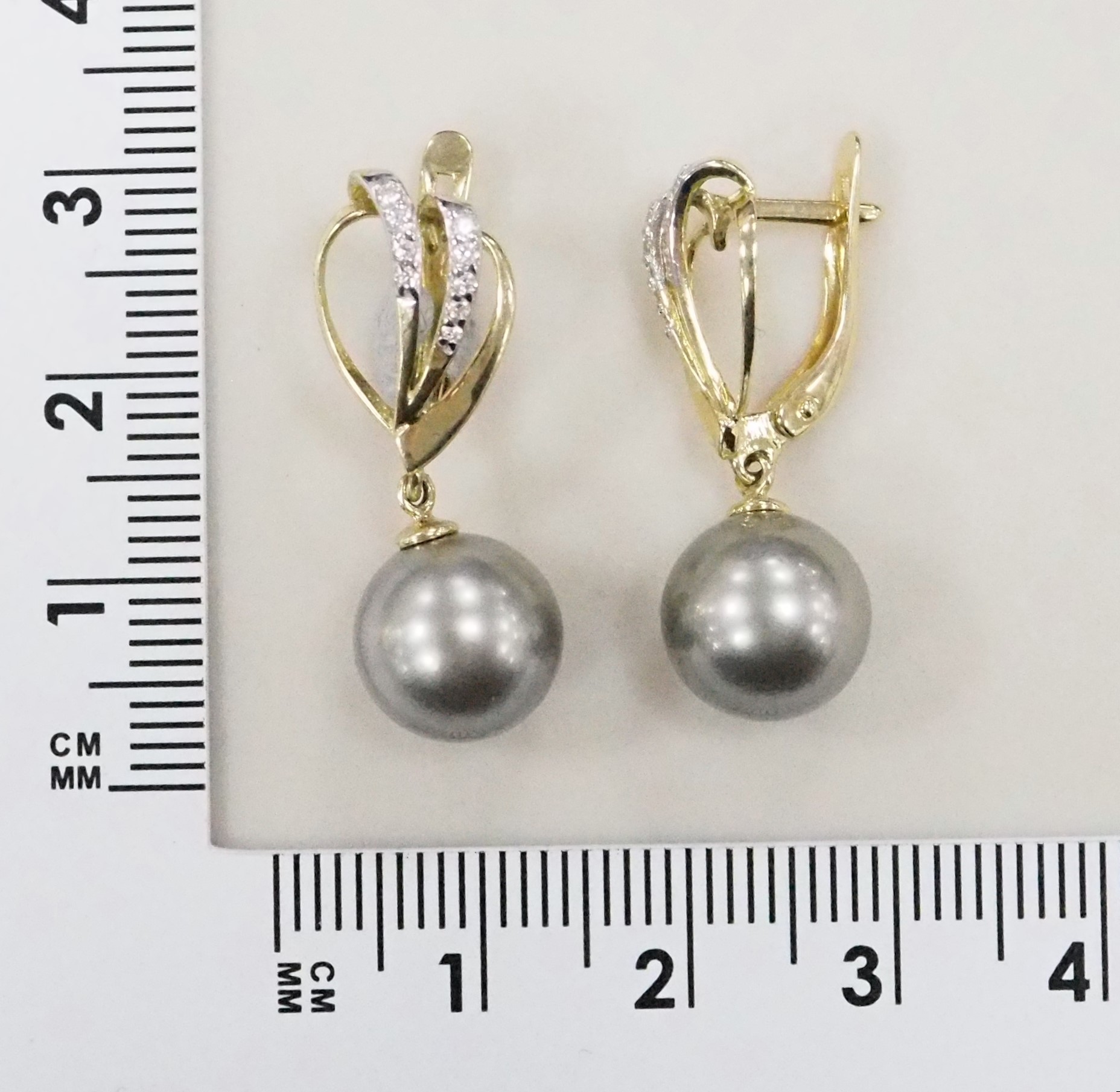 Золотые серьги 585 проба; желтое золото; родий; вставки 8 Бр.Кр-57 0,065 3/5А; 10 Бр.Кр-57 0,048 3/5